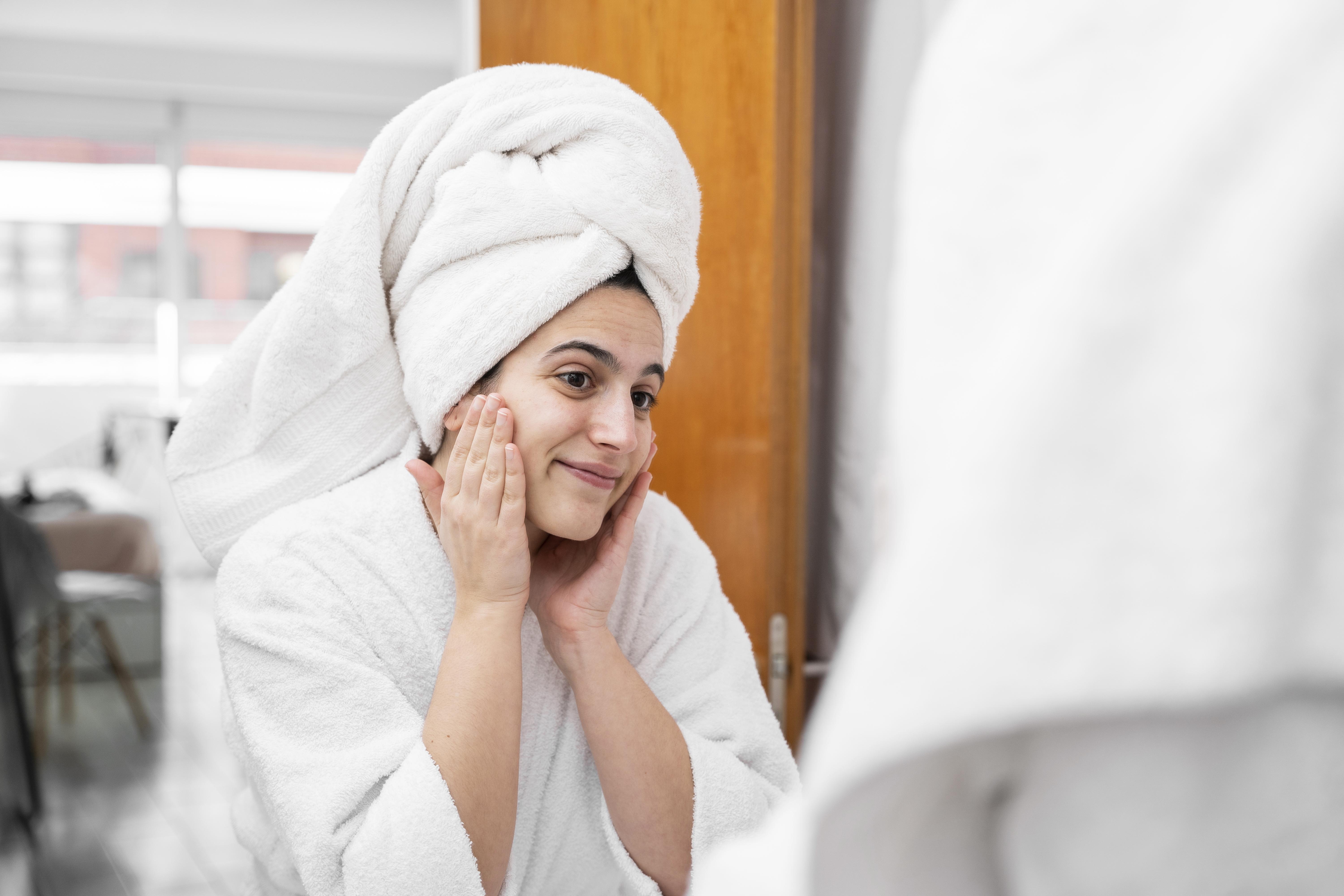 Alasan Jangan Cuci Muka Pakai Air Terlalu Panas