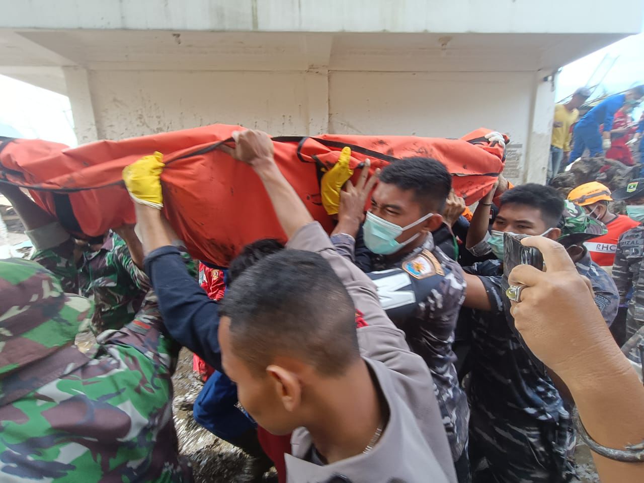 TNI AL Dan Tim Gabungan Evakuasi Jenazah Korban Banjir Lahar Dingin ...