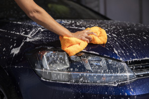 Jangan Cuci Mobil di Bawah Sinar Matahari: 5 Alasan Penting yang Perlu Pinusian Ketahui
