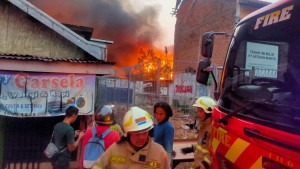 Korban Kebakaran di Kebayoran Lama Mengais Sisa Harta Benda yang Masih Bisa Dipakai
