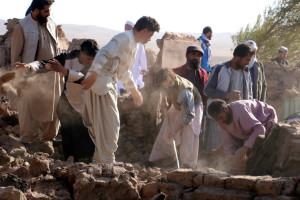 Gempa Afghanistan: Lebih dari 1.000 Nyawa Menghilang, Masyarakat Berupaya Menyelamatkan Korban
