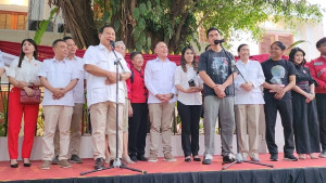 Kaesang Pakai Kaus Bergambar Prabowo Saat Bertemu di Kertanegara