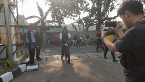 Bikin Surat Keterangan Sehat, Anies Baswedan Naik Sepeda Ke RS Fatmawati