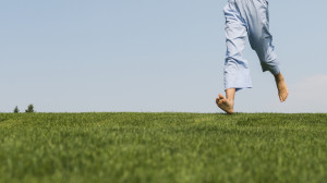 Berjalanlah Tanpa Alas Kaki di Atas Rumput dan Rasakan 4 Manfaat Ini 