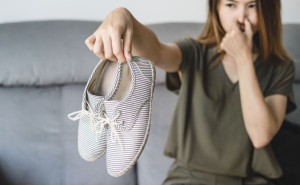 5 Trik Sederhana Menghilangkan Bau Tak Sedap dari Sepatu