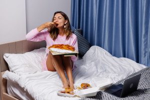 Ingin Tidur Nyenyak ? Stop Makan Makanan Ini Setelah Jam 9 Malam 
