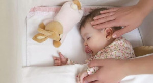 Begini Cara Mengatasi Bayi Rewel karena Regresi Tidur