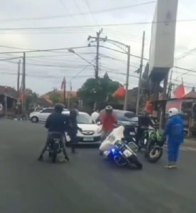 Harley-Davidson vs Ninja biker: Baku hantam di jalanan Bali