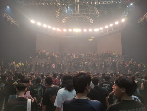 Imbas Konser Dihentikan Para Penonton Mengamuk Di Atas Panggung, Drummer BMTH: Drum Saya Tidak Apa-Apa