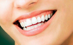 5 Makanan yang Membantu Membuat Gigi Lebih Putih dan Sehat