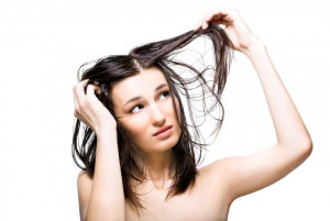 6 Cara Mengatasi Kulit Kepala dan Rambut Berminyak