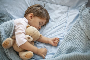 6 Tip Bikin Anak Nyaman Tidur di Kamarnya Sendiri