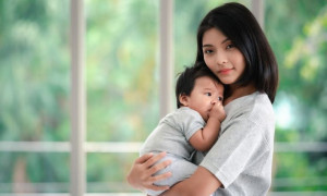 5 Manfaat Metode Kangaroo Mother Care untuk Bayi Baru Lahir