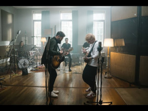 Duet Dengan Ed Sheeran, Makna Menyedihkan Dibalik Lagu Let Her Go dari Passanger