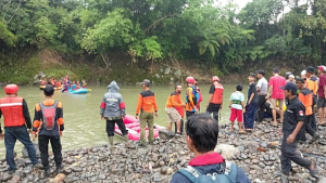 Warga Bogor Hilang Terseret Arus Saat Bikin Konten Video di Sungai Cianten