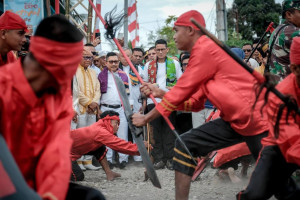 Sandiaga Uno Ikuti Ritual  Molabot Tumpe, Tradisi Mengikat Persaudaraan Masyarakat Banggai
