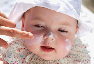 Ketahui Kapan Saatnya Bayi Mulai Pakai Sunscreen, Manfaat, dan Risikonya