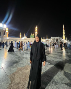 Dikira Non Muslim, Shenina Cinnamon Tampil Beda dengan Hijab Saat Umrah, Bikin Netizen Pangling