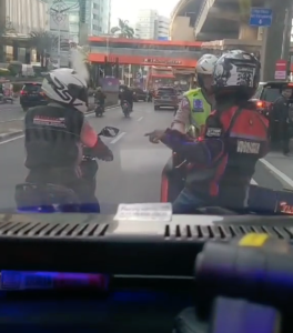 Polisi Tilang Pemotor yang Kawal Ambulans di Jalan Rasuna Said
