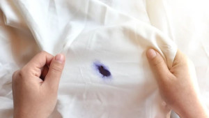 5 Cara Ampuh Menghilangkan Noda Tinta di Baju dengan Mudah