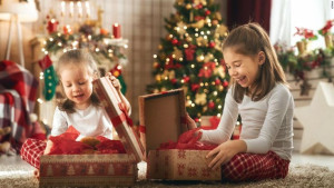 Selain Mainan, Ini 6 Ide Kado Natal yang Berkesan untuk Anak