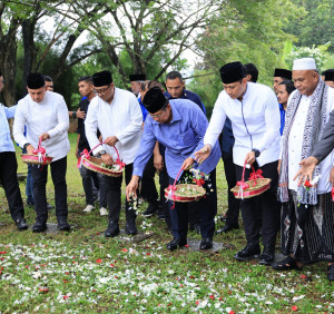 Peringati 19 Tahun Tsunami Aceh, AHY dan SBY Ziarah ke Kuburan Massal Siron