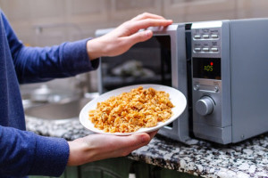 Jangan Masukkan 6 Benda Ini ke Dalam Microwave