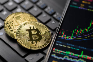 Analis Tak Sepakat Investor Sedang Alihkan Investasi dari Emas ke Bitcoin