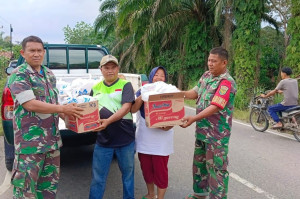 Prajurit TNI AD Distribusikan Bantuan Logistik untuk Korban Banjir Musi Rawas Utara