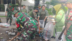 Koramil 04/Jatiasih Karya Bakti Bersihkan Parit dan Gorong-gorong Bareng Warga  