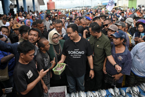 Blusukan di Pasar Ikan Sorong, Anies Baswedan Serap Aspirasi Pedagang Ikan yang Kesulitan Dapatkan BBM
