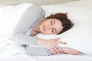 Wajah Bengkak Setelah Bangun Tidur? Ini 5 Alasan dan Cara Mengatasinya!
