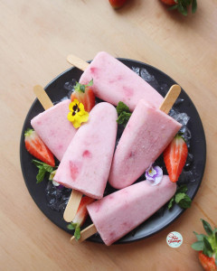 Strawberry Popsicle, Kombinasi Buah dan Susu Menciptakan Sensasi yang Menyegarkan