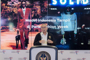 Raihan Fahrizal Jadi Model Pertama Indonesia Tampil di Paris Fashion Week, Sandiaga Uno: Sangat Membanggakan dan Keren Banget