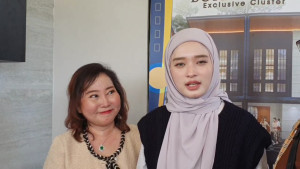 Dituding Netizen Selfie Tanpa Hijab, Ini Pembelaan Inara Rusli