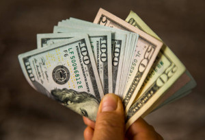 Rupiah Menguat Terhadap Dolar AS Sebelum Akhir Pekan