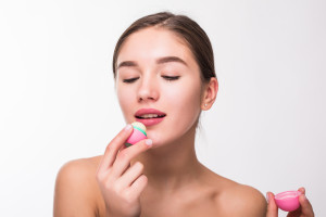 4 Cara Sederhana Ini Bisa Hilangkan Bibir Pecah-pecah