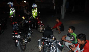 Tim Patroli TP3 Polres Metro Jakarta Timur Ciduk Pelaku Balap Liar dan Amankan Kendaraan Modifikasi