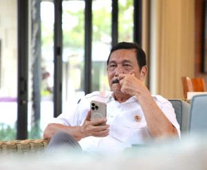 Bela Jokowi yang Gencar Bagikan Bansos Jelang Pemilu 2024, Luhut: Ngapain Ribut, Sih!  