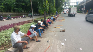 Sering Dihina Miskin oleh Lurah dan Sekretarisnya, Puluhan Pasukan Oranye Mogok Kerja dan Gelar Aksi Banting Sapu di Jalan