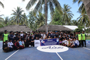 Aice Lanjutkan Program 15 Hari Berbagi Sehat dengan Bangun Lapangan Serbaguna dan Bagikan Alat Sekolah di Lombok