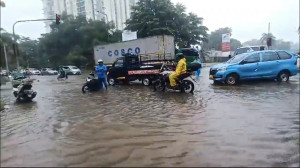 Jalan Utama di Kelapa Gading Terendam Banjir, Banyak Karyawan Gagal Masuk Kerja