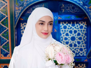 Diduga Jadi Mualaf, Ini Alasan Celine Evangelista Pakai Hijab