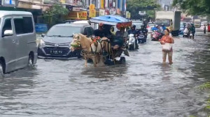 Terjang Banjir di Kelapa Gading, Warga Rela Bayar Hingga Rp80 Ribu untuk Naik Delman
