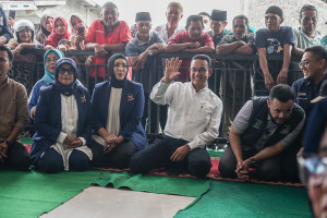 Kunjungi Warga Terdampak Banjir di Sumatera Barat, Anies Baswedan Bagikan Bantuan 200 Paket Sembako