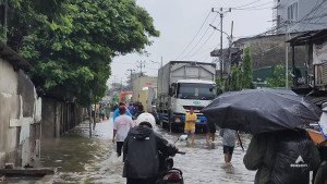 Diterjang Banjir Satu Meter, Jalan Raya di Kamal Muara Sempat Lumpuh Total