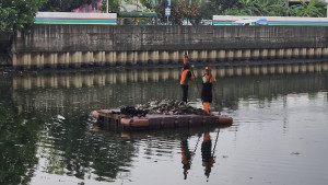 Hendak Mancing Ikan, Warga Temukan Mayat Pria Mengambang di Kali Ancol 