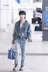 Renjun NCT Dream Bikin Heboh dengan Airport Outfit Branded!