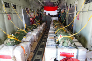 Pakai Pesawat Super Hercules, TNI AU Sukses Terjunkan Bantuan Kemanusiaan Indonesia untuk Warga Gaza Lewat Udara