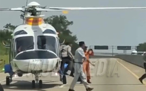 Helikopter Polisi Mendarat di Tol Semarang-Batang untuk Evakuasi Korban Kecelakaan Maut Bus Rosalia Indah